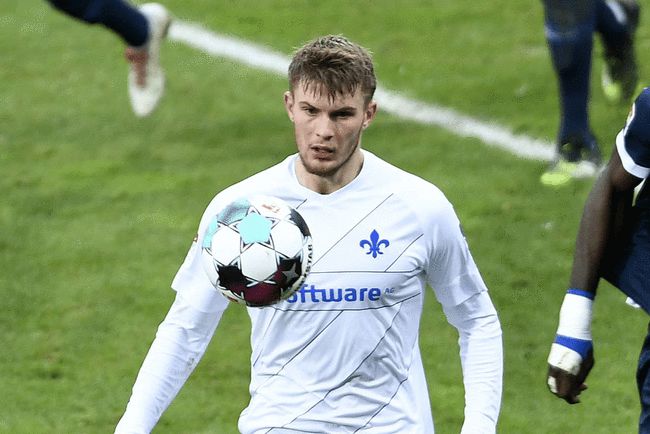 沙尔克主场艰难取胜，保住中游位置的简单介绍