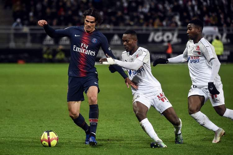 双方球队势均力敌，赛场上演悬念不定较量！